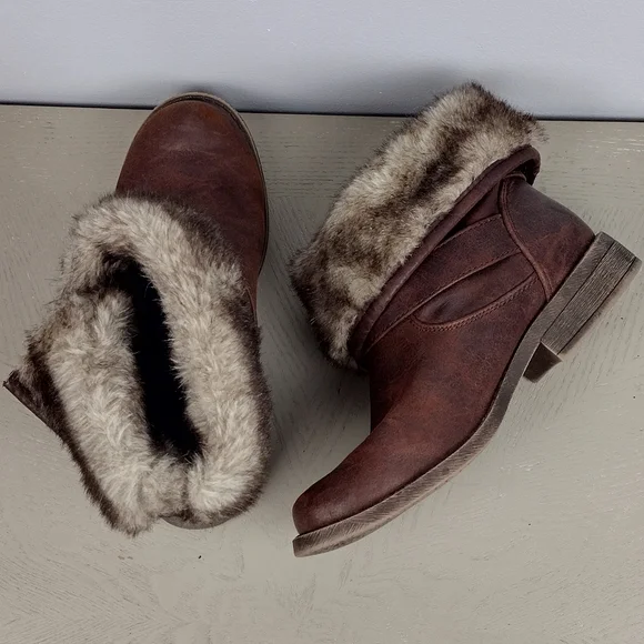 Like New Anklet Boots - Picture 3 of 6